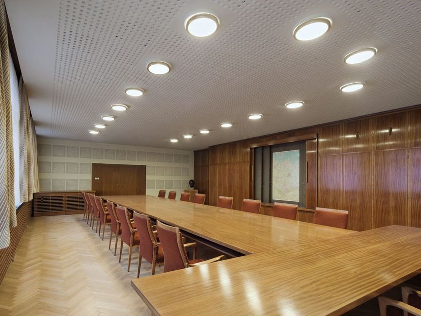 Sitzungssaal in der Mielke-Etage mit repräsentativen Möbeln, DDR-Karte und Kunst von Frankenstein