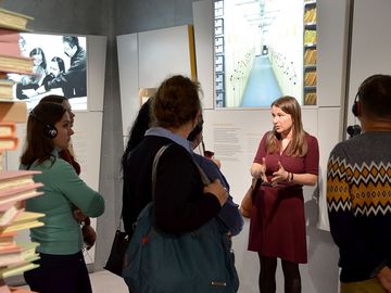 Einige Teilnehmerinnen und Teilnehmer des Austauschprogramms in der Ausstellung "Einblick ins Geheime" des Stasi-Unterlagen-Archivs.