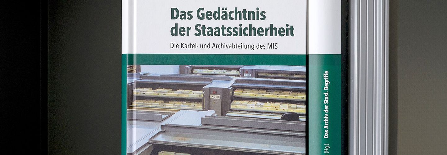 Bücher der Reihe "Archiv der DDR-Staatssicherheit" in einem Bücherregal