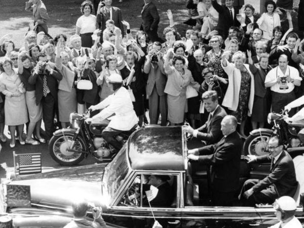 Bundeskanzler Konrad Adenauer und John F. Kennedy im offenen Wagen bei Fahrt durch Spalier jubelnder Zuschauer
