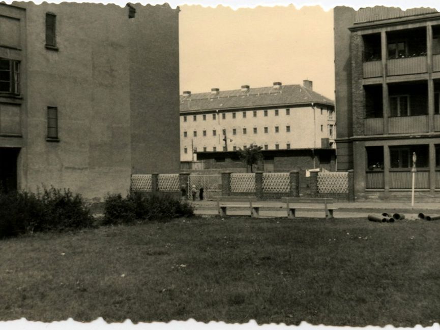 Blick auf die Unterschungshaftanstalt durch eine Baulücke zweier Gebäude