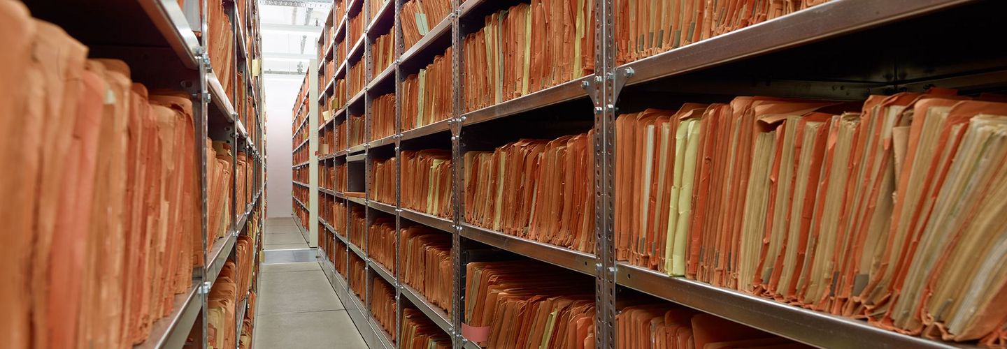 Regale im Stasi-Unterlagen-Archiv in Berlin