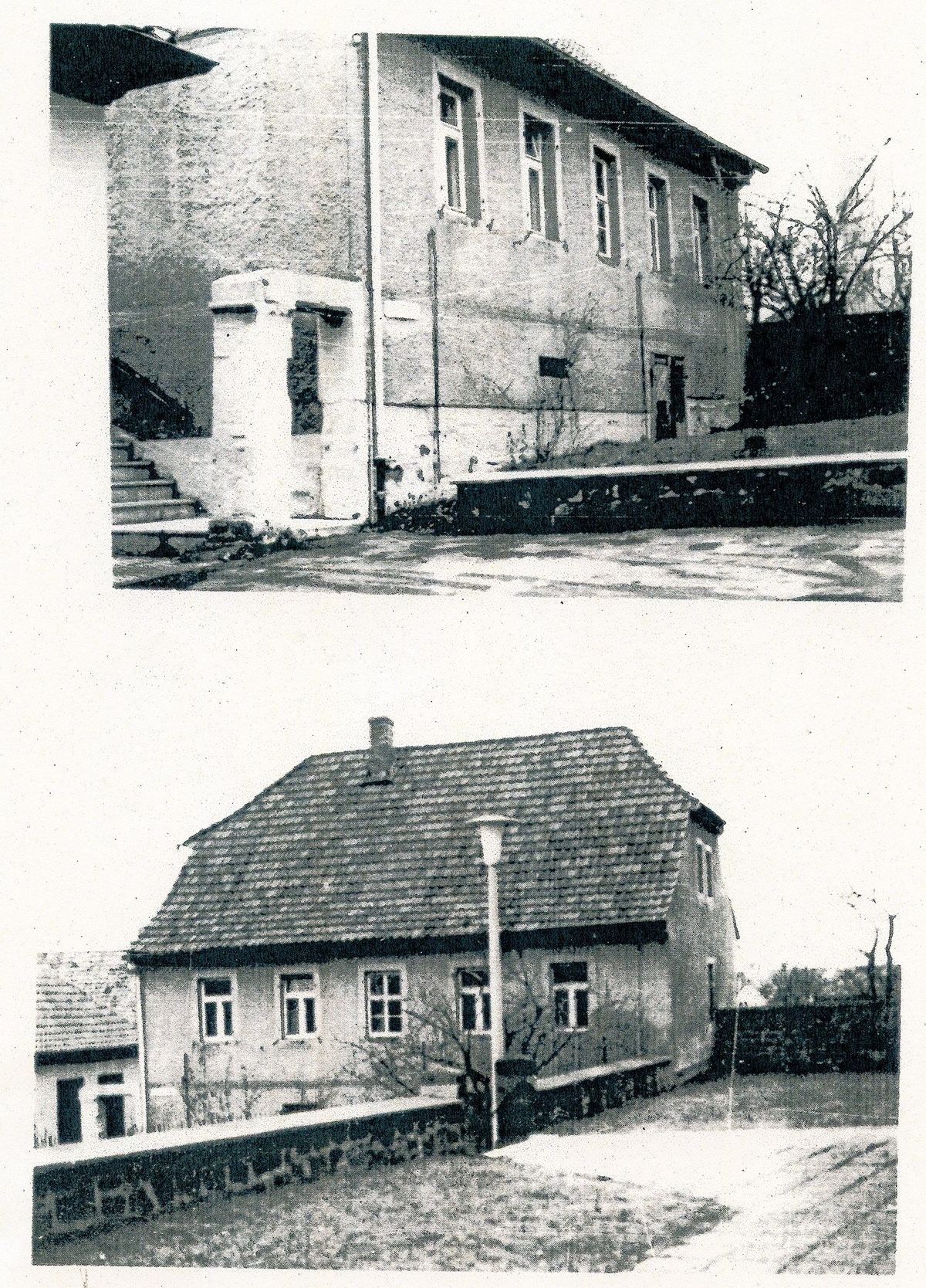 Zwei auf eine Seite geklebte Schwarzweiß-Fotos. Auf dem oberen Foto ist der Hauseingang mit fünf Fenstern und einerm kleinen Eingangsbogen zu erkennen. Das untere Bild zeigt das Haus aus etwa 20 Metern Entfernung. 