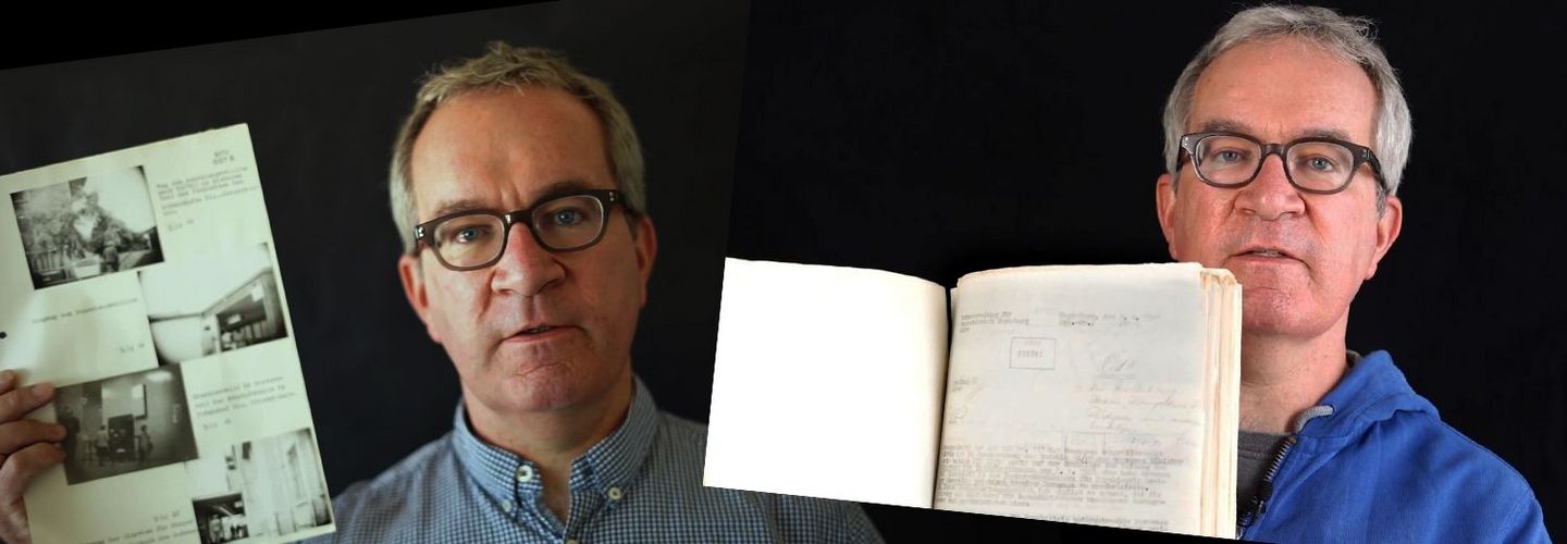 Zwei Screenshots aus der Videoreihe "40 Dinge. Fundstücke aus 40 Jahren Stasi" auf schwarzem Hintergrund. Auf den Screenshots ist jeweils der Kopf und Oberkörper des Historikers Philipp Springer zu sehen. Im linken Bild hält er eine Akte mit Fotos vor sich.