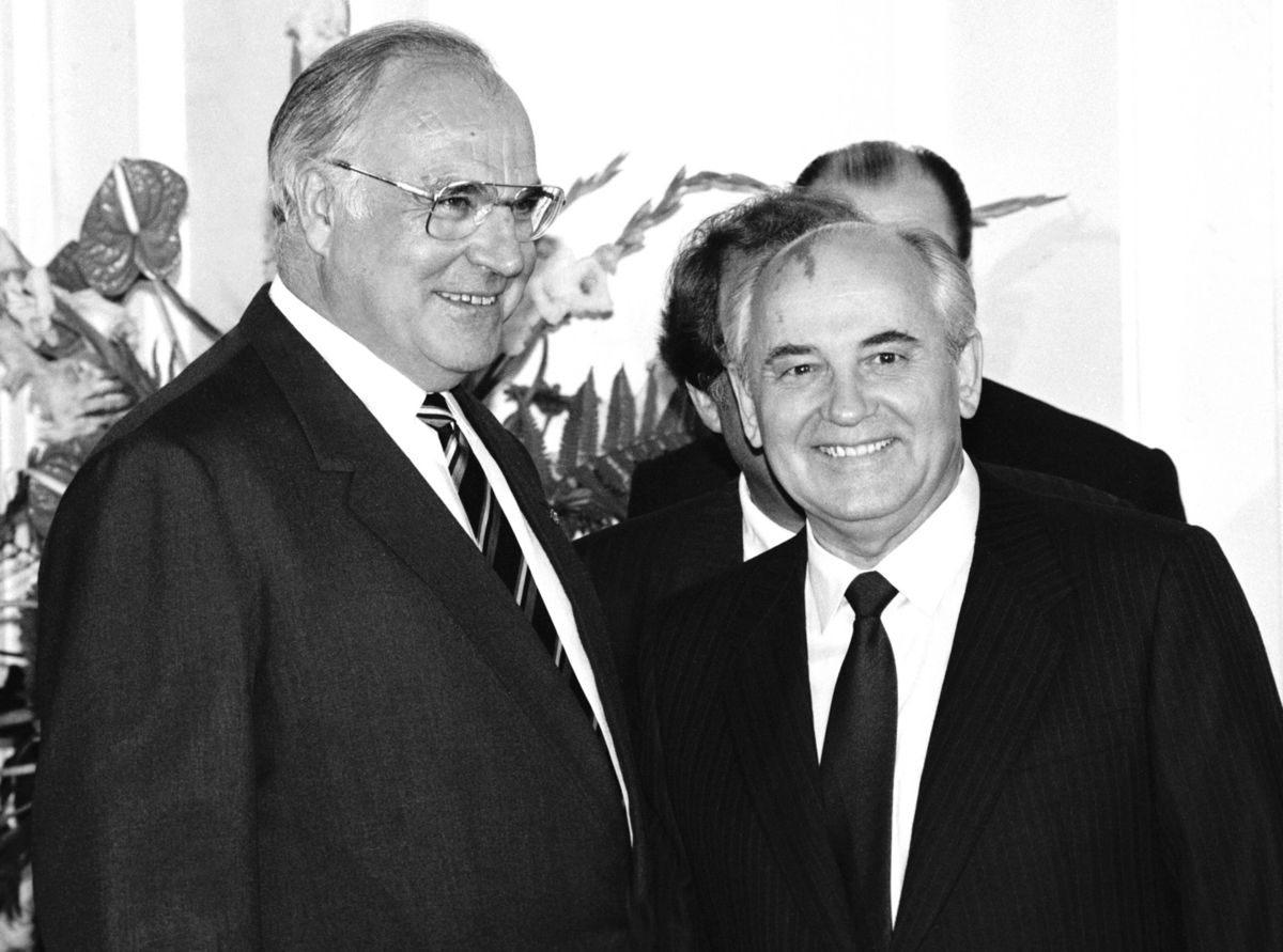 Schwarz-Weiß-Aufnahme von Bundeskanzler Helmut Kohl und dem sowjetischen Staatschef Michail Gorbatschow