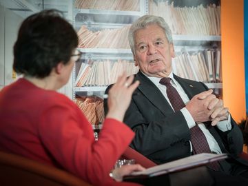 Der ehemalige Bundesbeauftragte für die Stasi-Unterlagen, Joachim Gauck im Gespräch mit Moderatorin Birgit Wentzien 