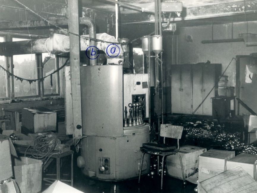 Rundspritzautomaten und Rohkugeln im Produktionsgebäude des VEB Thüringer Glasschmuck Lauscha nach dem Brand