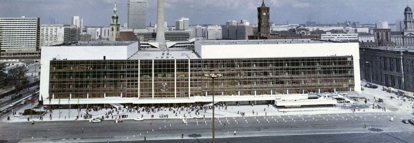 Außenansicht des Palasts der Republik 1981