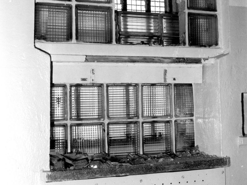 Außenfenster der Zelle mit geöffnetem Lüftungsschlitz und Lochblechplatte vor dem Heizkörper