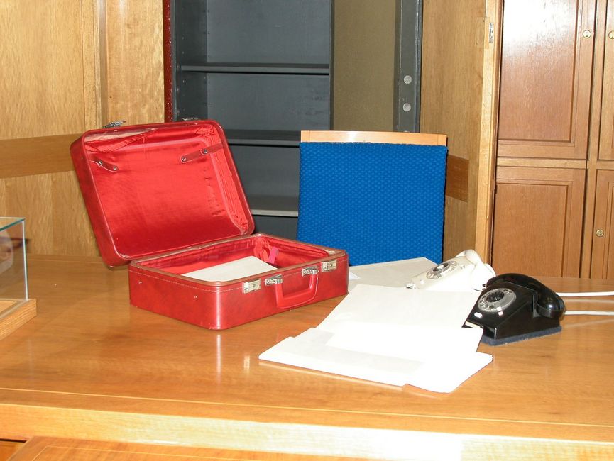 Der "Rote Koffer" auf Erich Mielkes ehemaligen Schreibtisch.