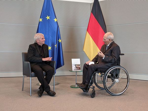 BStU Roland Jahn und Bundestagspräsident Wolfgang Schäuble bei der Übergabe des 15. Tätigkeitsberichts 