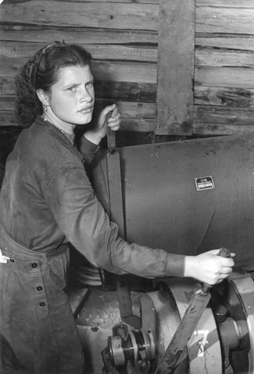 Eine junge Frau bei der Arbeit in der Großkokerei Lauchhammer.