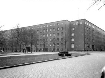 Historisches Foto von Haus 2 vom Roedeliusplatz aus.