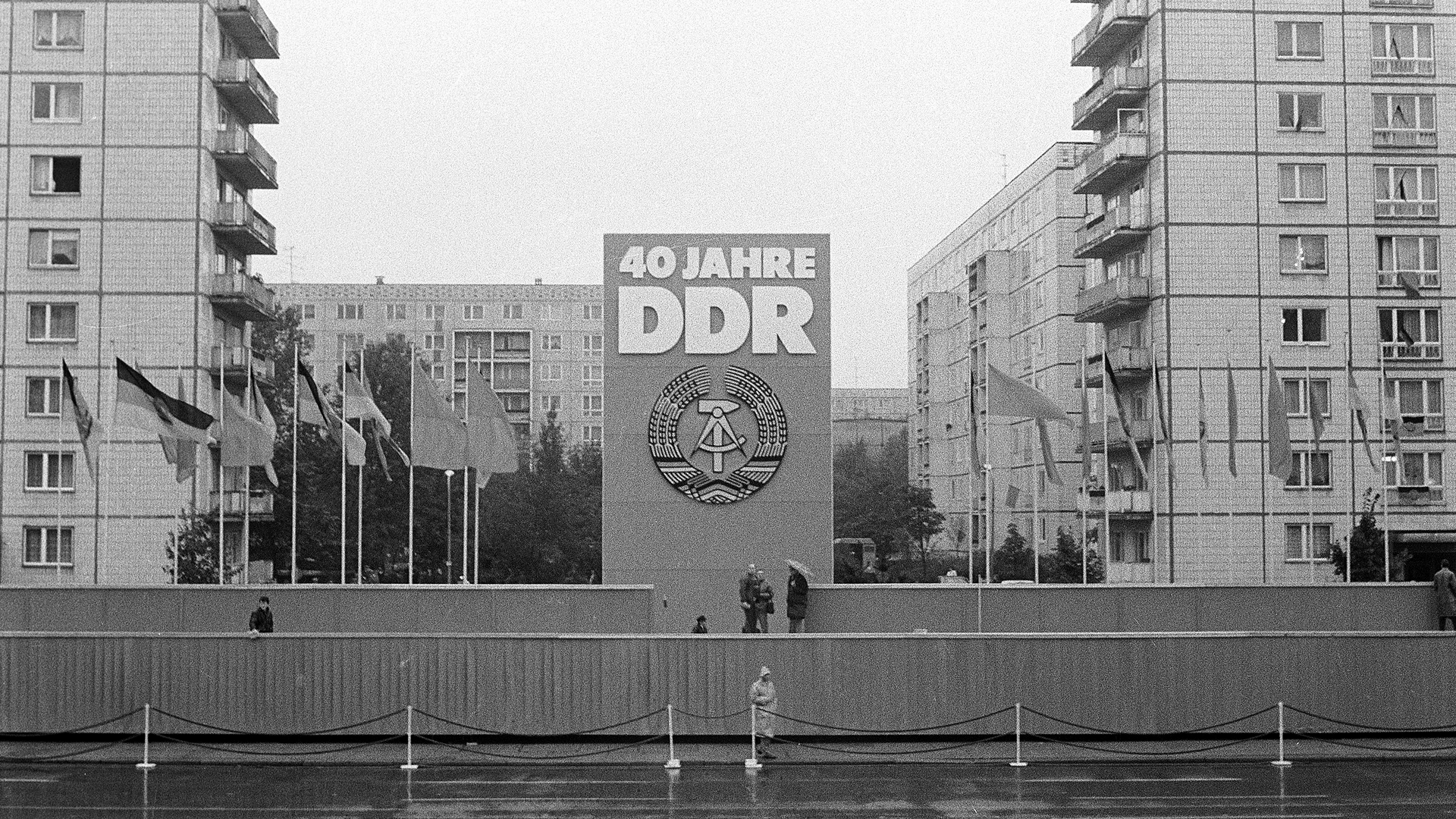 Bühne für die Feierlichkeiten zum 40. Jahrestag der Gründung der DDR am 7. Oktober 1989