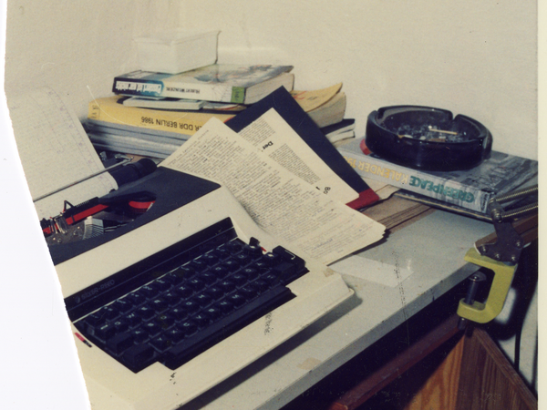 Eine Schreibmaschine im Keller der Umweltbibliothek, daneben eine eng beschriebene Manuskriptseite, die bereits auf eine Matrize zum Vervielfältigen übertragen wurde.