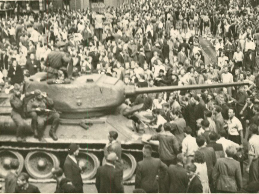 Demonstranten halten sowjetischen Panzer auf