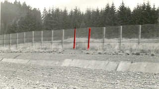 In den Grenzsicherugsanlagen wurden Kfz-Sperrgraben und Grenzzaun fotografiert. Da das Schlupftor im unteren Drittel des Grenzzauns nicht zu erkennen ist, wurde es mit Bleistift extra eingezeichnet, die beiden umgebenden Zaunpfeiler wurden mit rotem Filzstift nachgemalt.