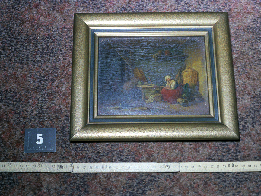 Die Aufnahme zeigt eine auf den Fußboden gelegte, gerahmte Malerei. Der Rahmen ist mit goldener Farbe verziert.