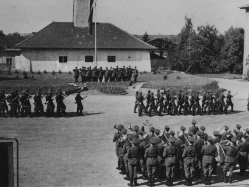 In Gruppen marschierende Stasi-Offiziere auf dem Gelände der Juristischen Hochschule in Potsdam