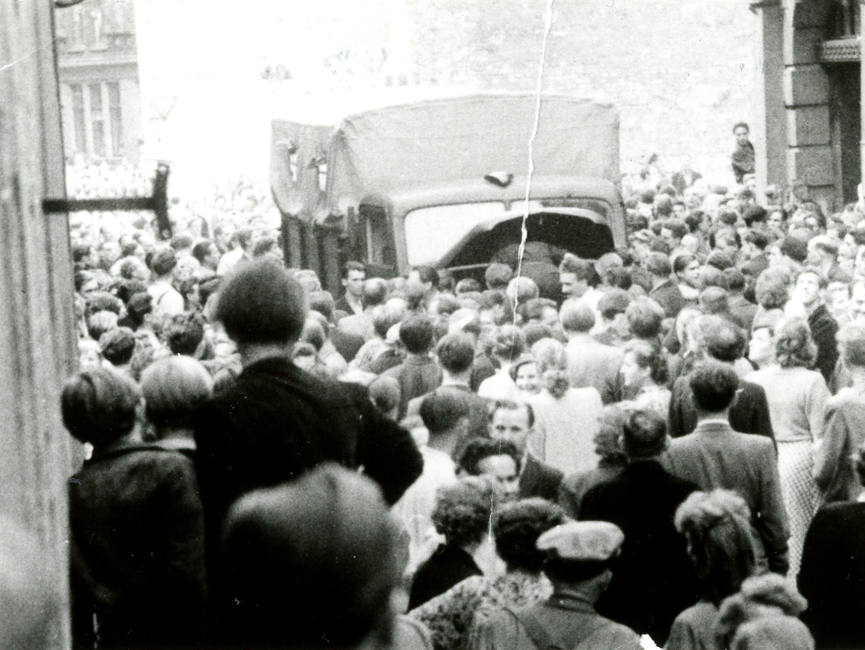 Lastwagen in einer Menschenmenge