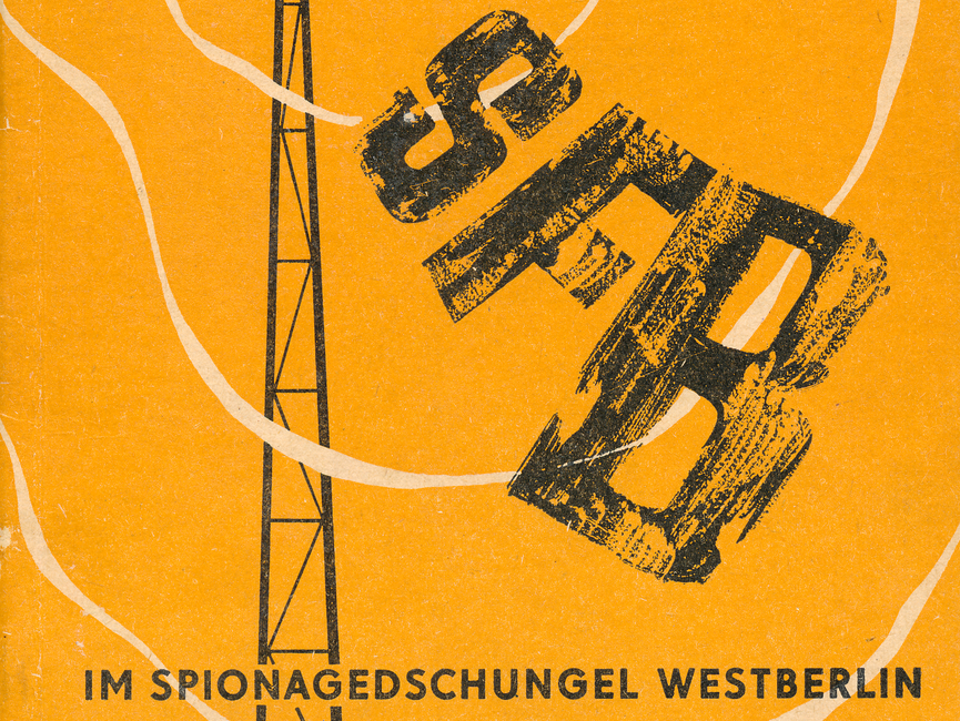 Titelblatt einer Broschüre des Außenministeriums der DDR. Zu sehen ist ein stilisierter Funkturm und dessen ausgehende Funkwellen, die Schriftzüge SFB und RIAS verbreiten. Der Untertitel lautet "Im Spionagedschungel Westberlin".